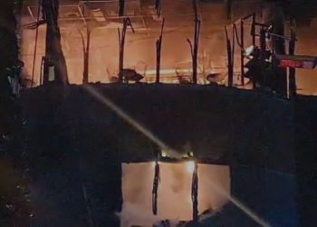 Sërish del jashtë kontrollit zjarri në qendrën tregtare në Lushnjë