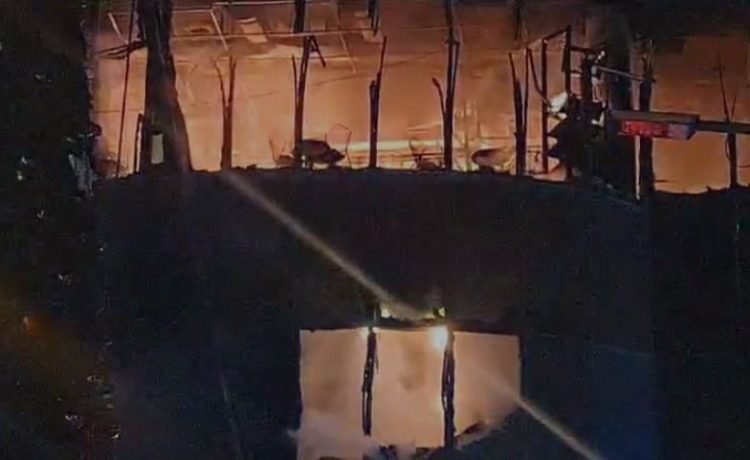 Sërish del jashtë kontrollit zjarri në qendrën tregtare në Lushnjë