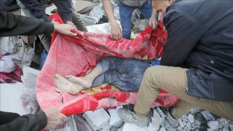 Të paktën 300 të v*rarë dhe të plagosur nxirren nga rrënojat si pasojë e sulmeve izraelite në Gaza