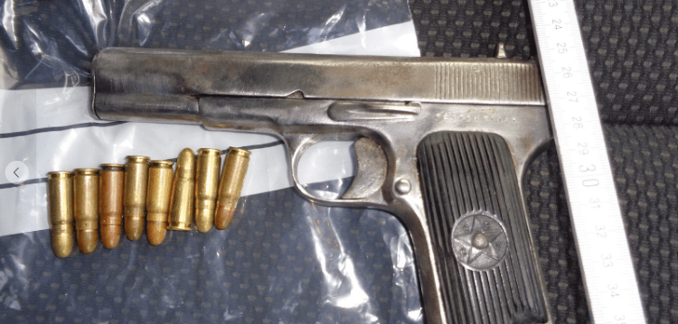 Policia i gjen armë dhe një thikë luftarake të miturit në veturë