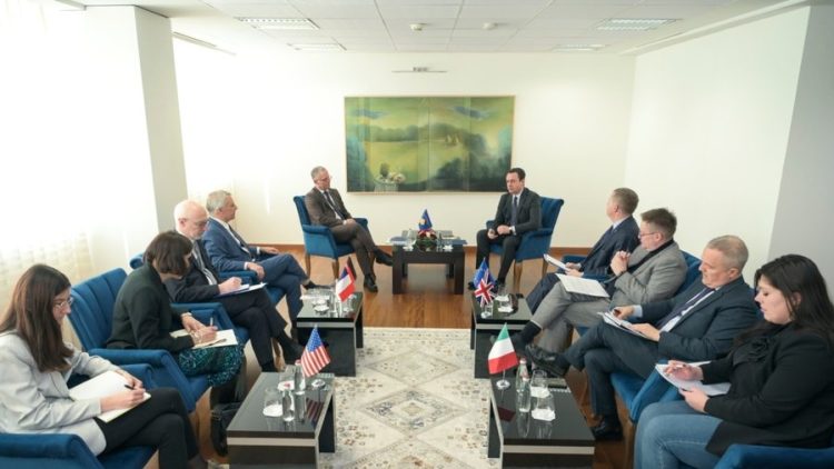 Kurti nuk tërhiqet: Euro është valuta e vetme e lejuar në Kosovë!