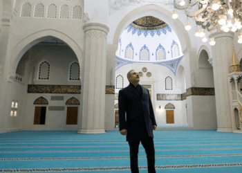 Ministri i Jashtëm turk në Shqipëri, viziton Xhaminë e Namazgjasë