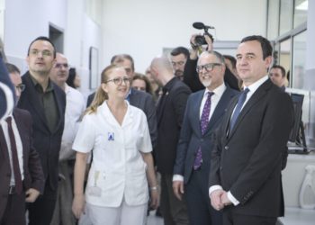 Kurti vizitoi Qendrën e Klinikës Universitare Stomatologjike e cila ka filluar me ofrimin e shërbimeve të reja