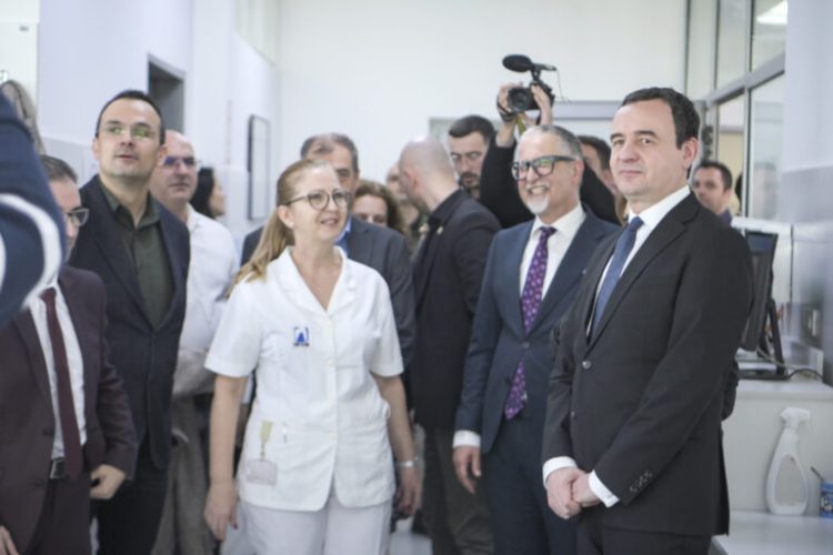 Kurti vizitoi Qendrën e Klinikës Universitare Stomatologjike e cila ka filluar me ofrimin e shërbimeve të reja