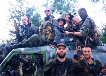 Serbët gjuajnë afër shtëpive të boshnjakëve të kthyer në Srebrenicë