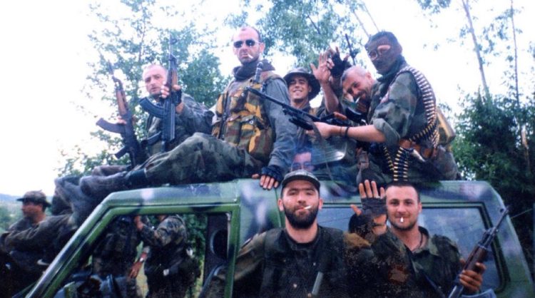 Serbët gjuajnë afër shtëpive të boshnjakëve të kthyer në Srebrenicë