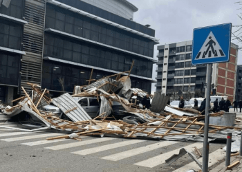 Bie kulmi i ndërtesës së Komunës në Prishtinë