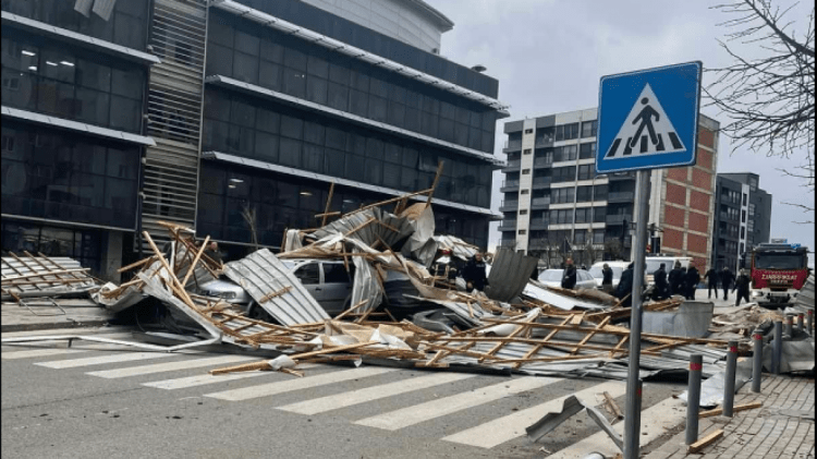 Bie kulmi i ndërtesës së Komunës në Prishtinë