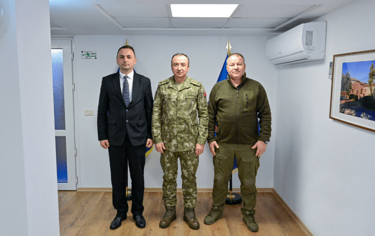 Komandanti i KFOR-it takon shefin e AKI-së dhe drejtorin e Policisë