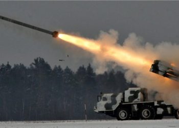 Rusia sulmon depot e naftës në Ukrainë, Kievi i shkatërron artilerinë