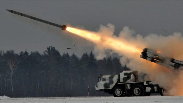 Rusia sulmon depot e naftës në Ukrainë, Kievi i shkatërron artilerinë