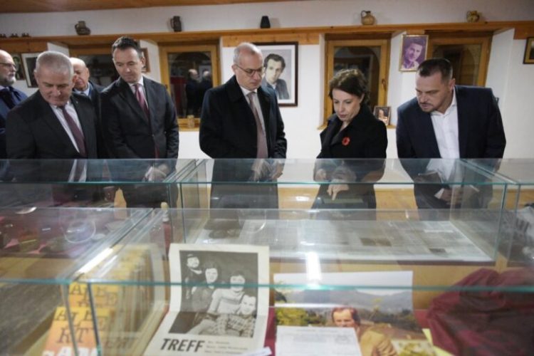 Ministrja e MPJD-së falënderon Hasanin për vizitën në shtëpinë muze të Jusuf e Bardhosh Gërvalla