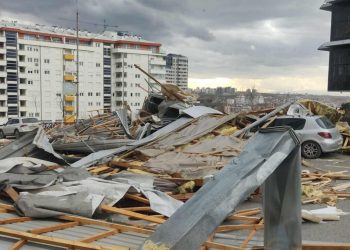 23-vjeçarja e lënduar nga rënia e kulmit të komunës vazhdon të mbetet në respirator