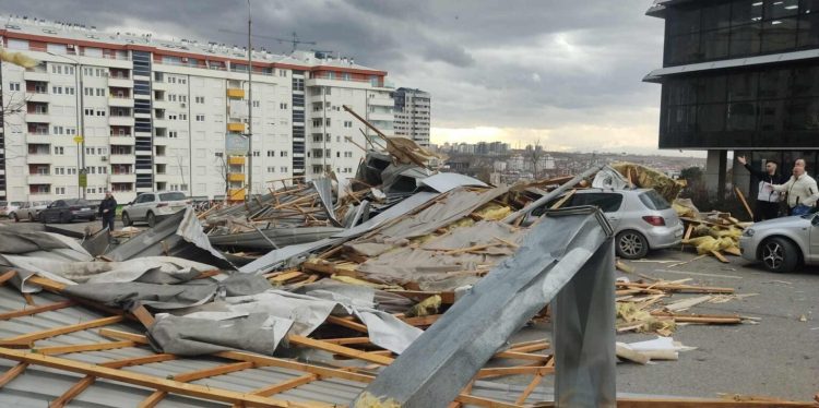 23-vjeçarja e lënduar nga rënia e kulmit të komunës vazhdon të mbetet në respirator