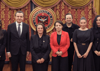 Kurti viziton familjen Rugova, së shpejti nisin punimet për restaurimin e rezidencës së presidentit Ibrahim Rugova