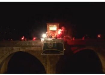 Aty ku serbët kryen kr*me ndaj boshnjakëve, huliganët ndezën fishekzjarre dhe nderuan Mladiqin