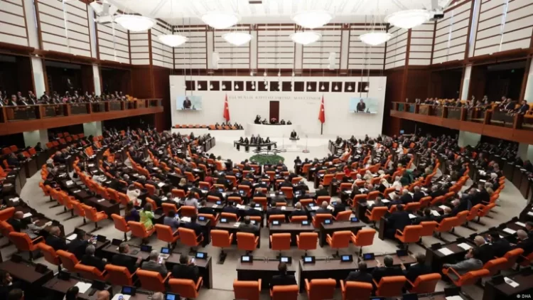 Parlamenti turk i heq mandatin deputetit të burgosur