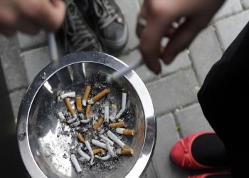 Vazhdon moszbatimi i ligji kundër pirjes së duhanit në ambiente të mbyllura