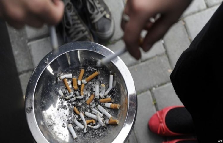 Vazhdon moszbatimi i ligji kundër pirjes së duhanit në ambiente të mbyllura