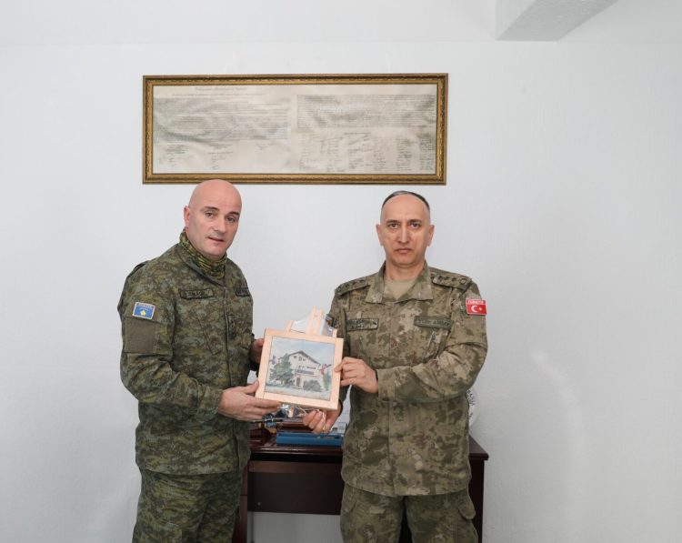 Zëvendëskomandanti i FSK-së pret në takim komandantin e kontingjentit turk, flasin për mundësinë e bashkëpunimit