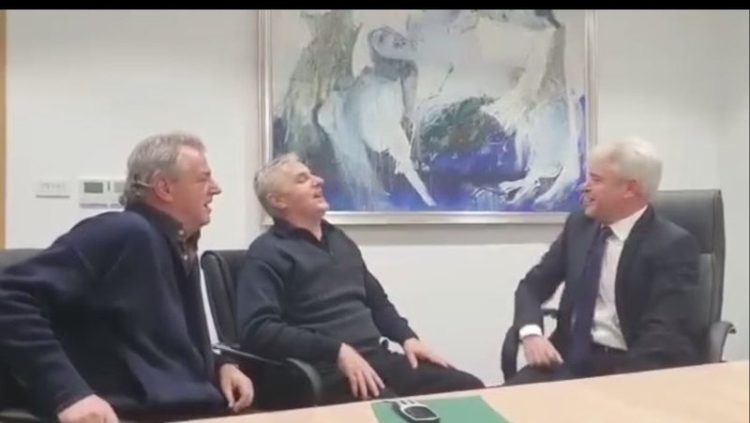 VIDEO: Buçet kënga shqip në kuvendin maqedonas, Ali Ahmeti i këndon heroit që luftoi serbët