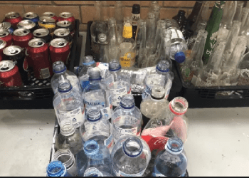 Kosova së shpejti me sistem të ri për shishet plastike, qelqit dhe kanaçet e aluminit: Qytetarët kur i kthejnë edhe marrin depozitat e paguara