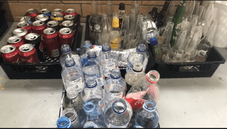 Kosova së shpejti me sistem të ri për shishet plastike, qelqit dhe kanaçet e aluminit: Qytetarët kur i kthejnë edhe marrin depozitat e paguara