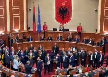 Deputetët e opozitës në Shqipëri bllokuan foltoren, presidenti nuk mundi të flasë
