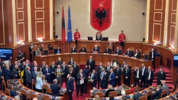 Deputetët e opozitës në Shqipëri bllokuan foltoren, presidenti nuk mundi të flasë