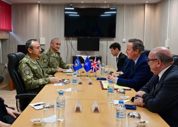 Cameron pritet në takim nga komandanti i KFOR-it