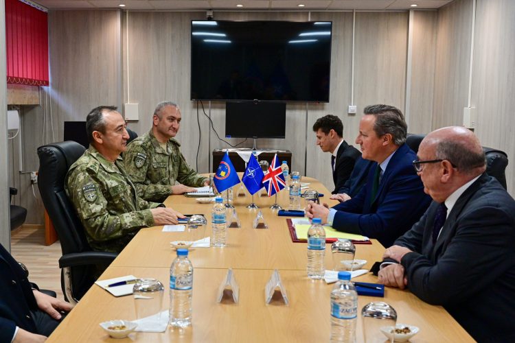 Cameron pritet në takim nga komandanti i KFOR-it