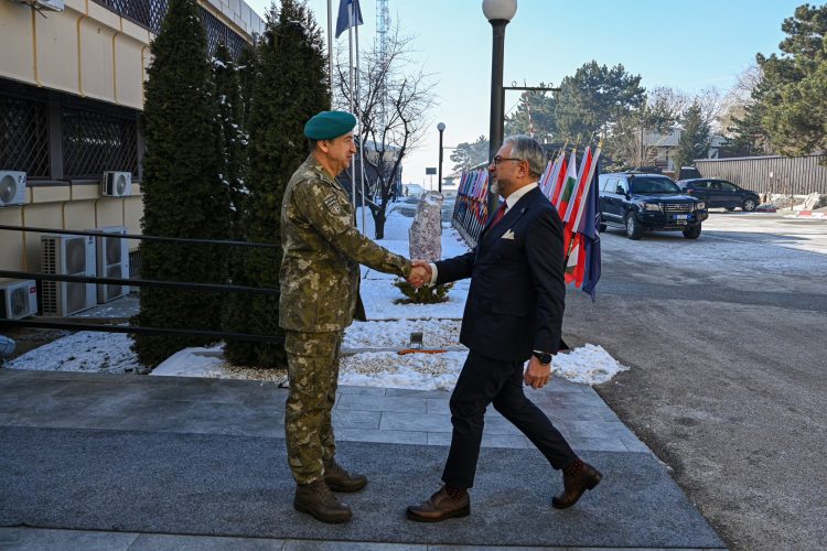 Shefi i EULEX-it takohet me komandantin e KFOR-it, flasin për sigurinë në Kosovë