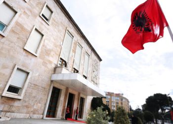 Rama ky “engjëll” krijon Ministrinë për Administratën Publike e Antikorrupsion