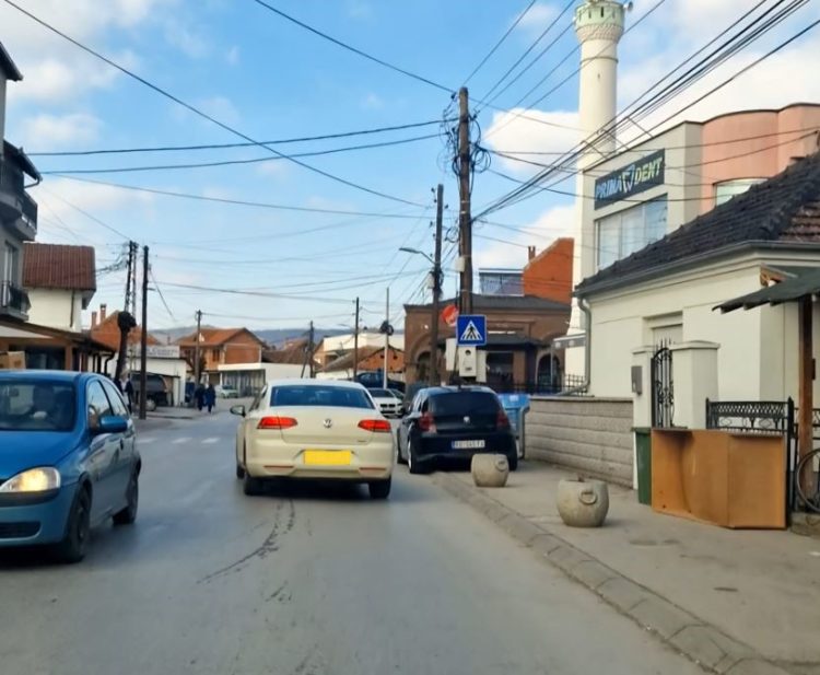 Ragmi Mustafi: Shumë vetura me targa RKS në rrugët e Luginës