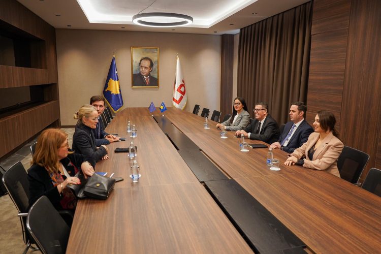 Abdixhiku pret në selinë e partisë Von Cramonin, e falënderon për avokimin e saj në procesin e liberalizimit të vizave