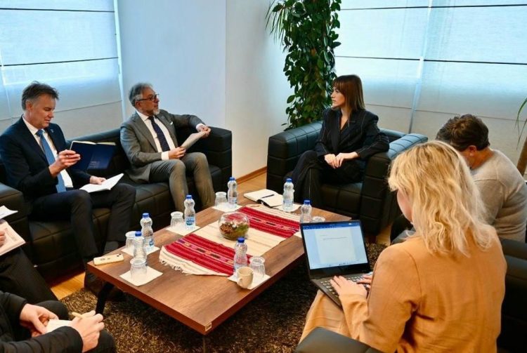 Haxhiu takohet me shefin e Eulexit, bisedojnë për të arriturat e Ministrisë së Drejtësisë