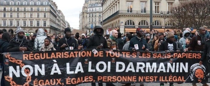 Francë, ligji i ri i diskutueshëm për imigracionin botohet në Gazetën Zyrtare