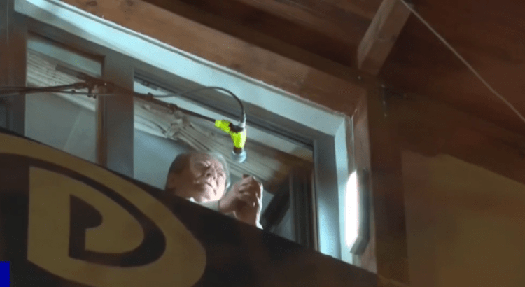 Sali Berisha përshëndet mbështetësit nga dritarja