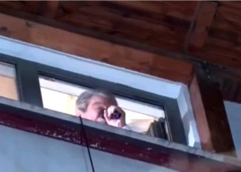 Berisha u flet demokratëve nga dritarja e banesës: Do vazhdojmë të pamposhtur