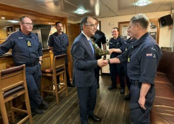 Begaj viziton anijen ushtarake të Marinës britanike pranë Durrësit