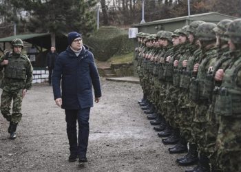 “Pranë Kosovës sonë të shenjtë”, ministri i Mbrojtjes i Serbisë provokon nga baza ushtarake në Medvegjë