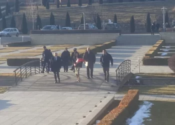 Vajza e Sanduloviqit bën homazhe te kompleksi memorial “Adem Jashari” në Prekaz