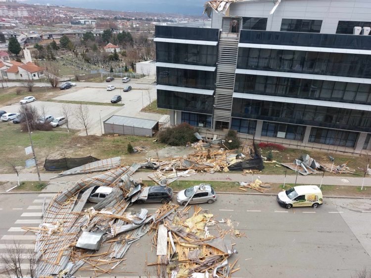 23 vjeçarja që u lëndua nga rënia e kulmit, po i nënshtrohet një operimi