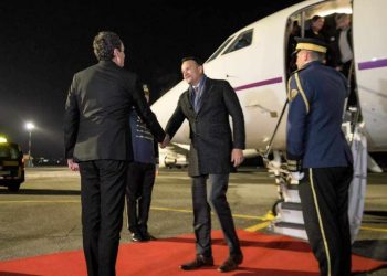 Kryeministri irlandez arrin në Kosovë, pritet nga Kurti