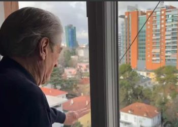 Mbështetësit e Sali Berishës mblidhen poshtë shtëpisë së tij, del i përshëndet nga dritarja