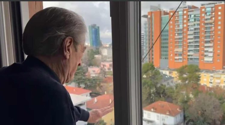Mbështetësit e Sali Berishës mblidhen poshtë shtëpisë së tij, del i përshëndet nga dritarja