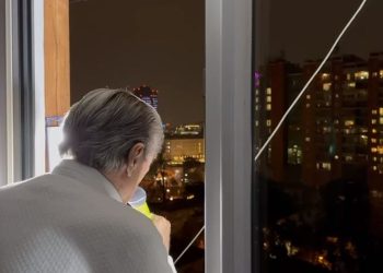 Berisha u flet mbështetësve para banesës: I kemi thënë jo përpjekjes për të lënë Shqipërinë pa opozitë