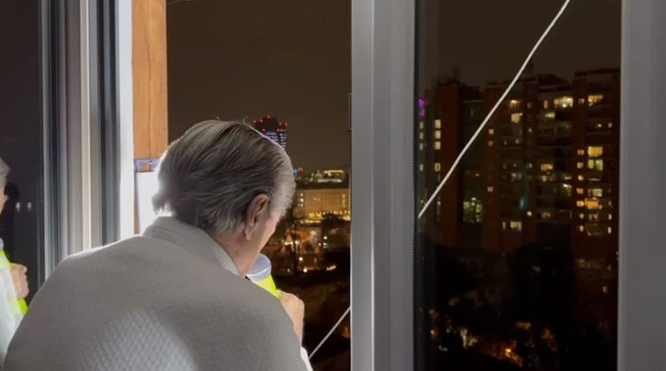 Berisha u flet mbështetësve para banesës: I kemi thënë jo përpjekjes për të lënë Shqipërinë pa opozitë