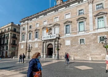 Shpërthimi i infeksioneve, gripit dhe Covid-19, Spanja rikthen përdorimin e detyrueshëm të maskave