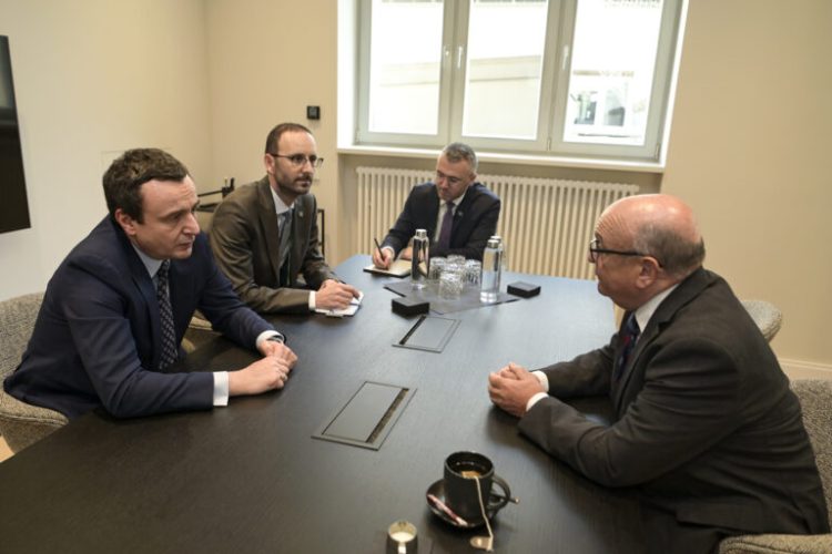 Kurti takoi të Dërguarin e Posaçëm të Britanisë për Ballkanin Perëndimor, Stuart Peach
